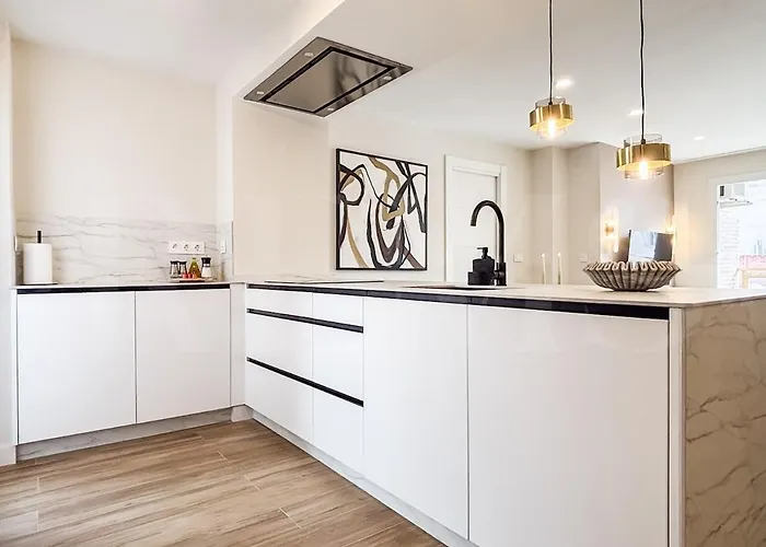 Modern And Bright 3 Bedroom With Balcony Rems מאלגה