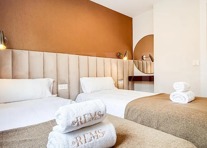 Modern And Bright 3 Bedroom With Balcony Rems מאלגה