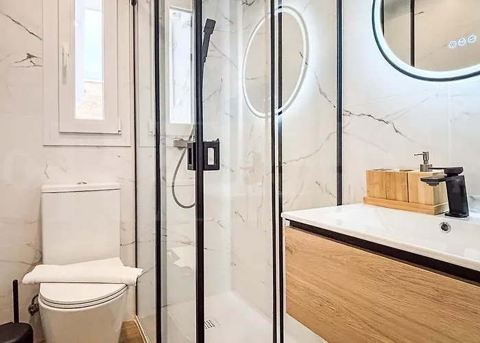 Modern And Bright 3 Bedroom With Balcony Rems דירה