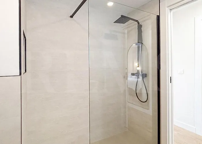 Modern And Bright 3 Bedroom With Balcony Rems * מאלגה