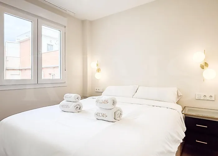 Modern And Bright 3 Bedroom With Balcony Rems דירה *