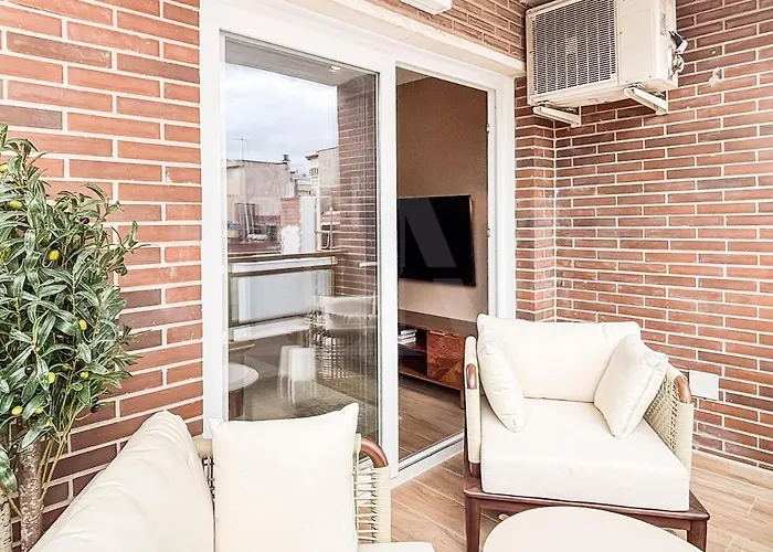 Modern And Bright 3 Bedroom With Balcony Rems דירה