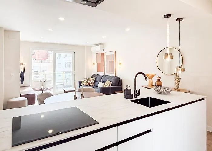 Modern And Bright 3 Bedroom With Balcony Rems * מאלגה